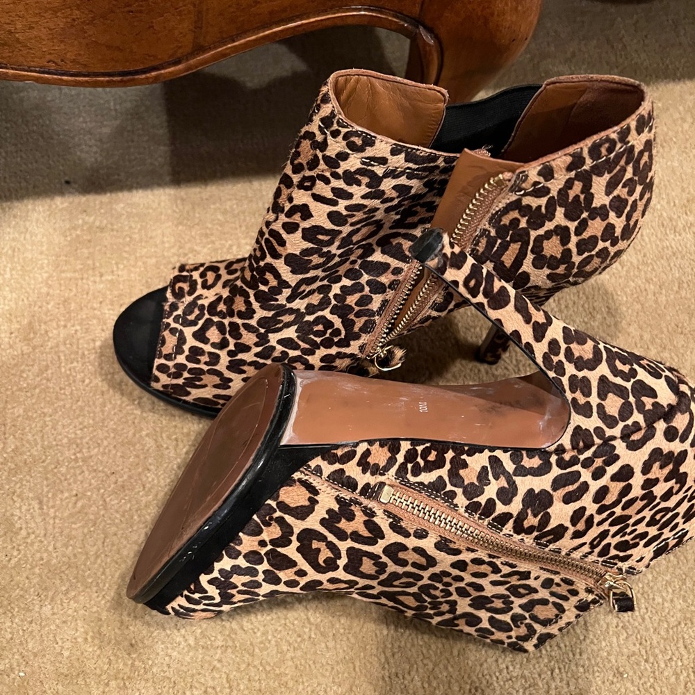 Sexy, textured (like animal fur) leopard print shoes for sale!